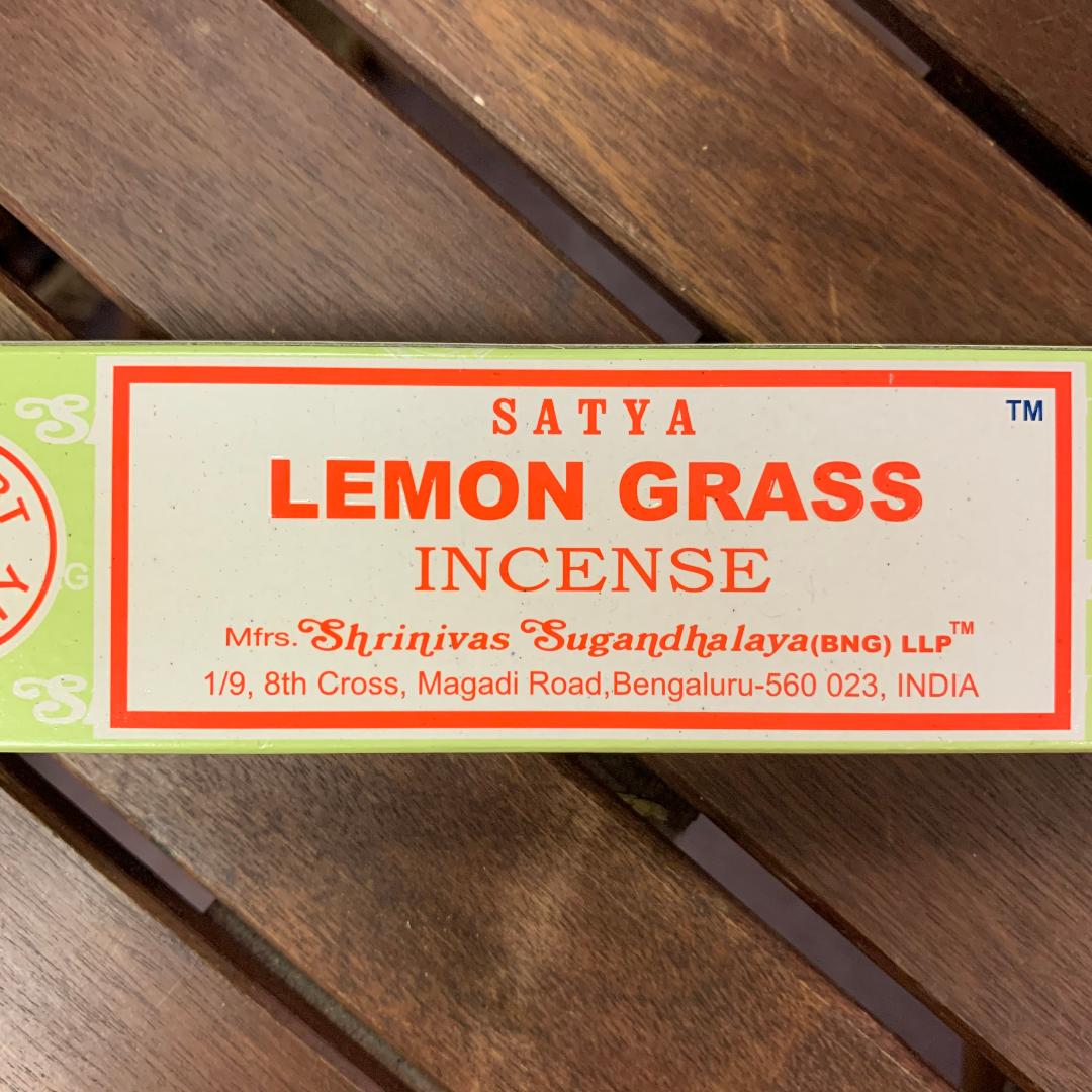 Satya Räucherstäbchen Lemongrass – Handgerollte Weihrauchstäbchen Mit Zitronengras-Duft, Ca. 12–15 Stück Pro 15g Packung